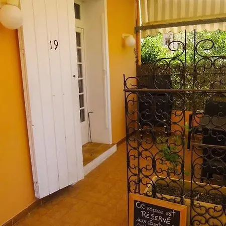 Готель La Petite Boheme Ле-Лаванду